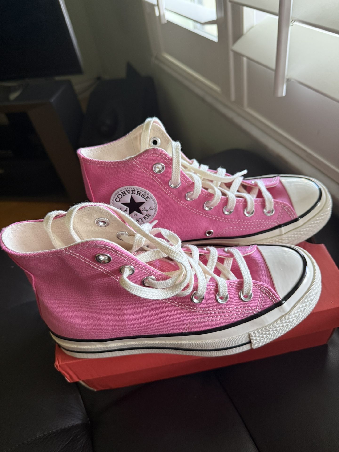 BRAND NEW IN BOX -CONVERSE - Size 6.5 Woman’s