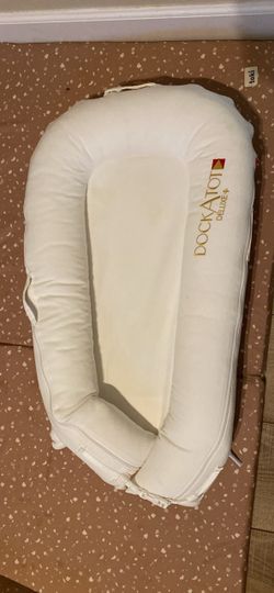 Dockatot deluxe plus in white