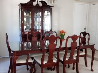 Like New Dining Set