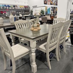 7 PIECE DINING ROOM SET. Includes: Dining table & 6 side chairs.