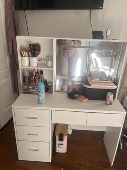WHITE VANITY WITH LIGHT UP MIRROR