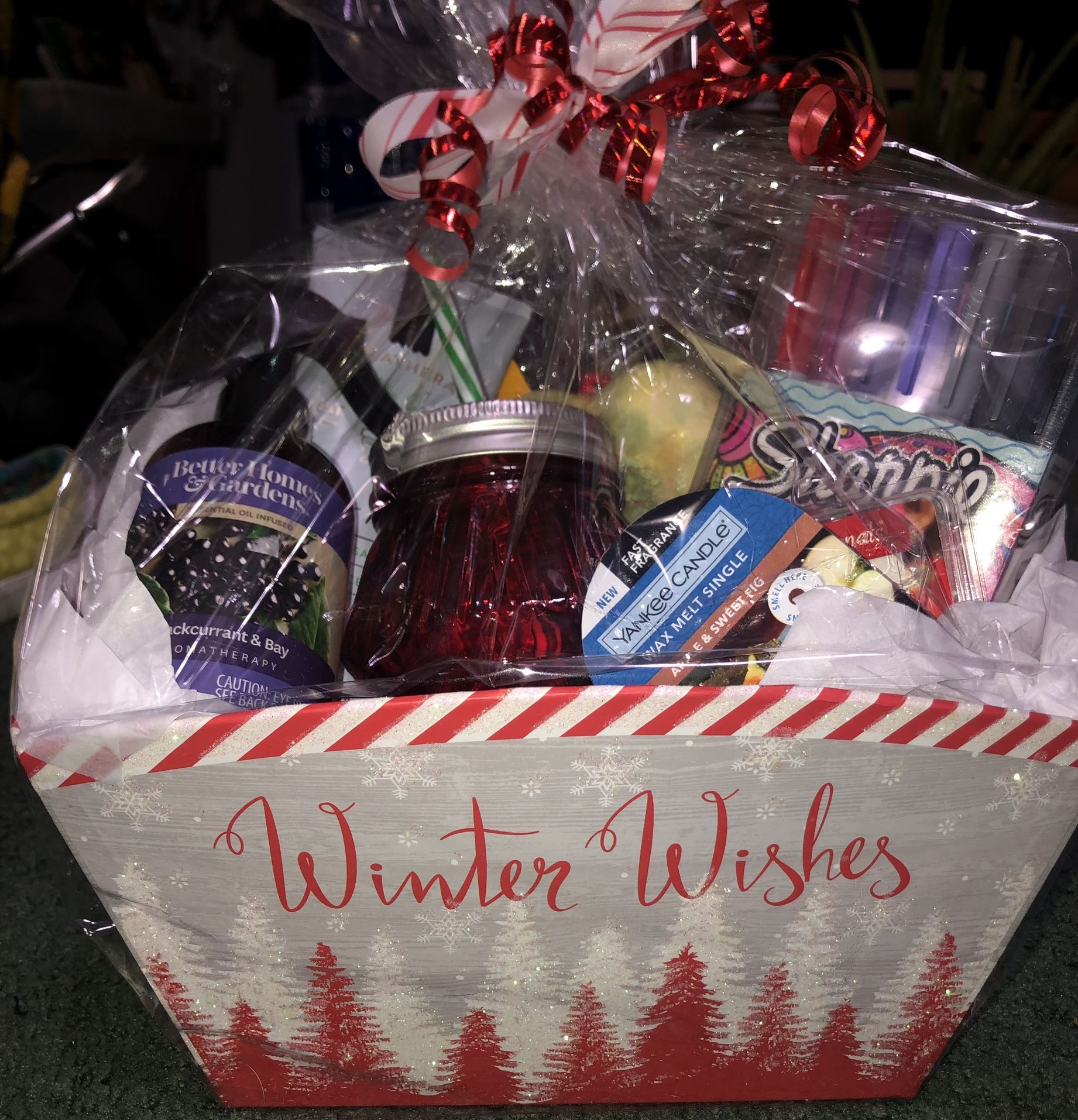 LADIES MERRY CHRISTMAS RED AND WHITE GIFT BASKET MEW