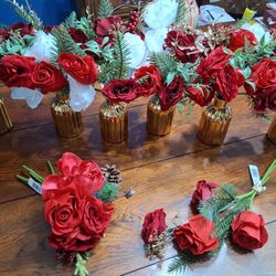 6-table center pieces of roses in gold vases