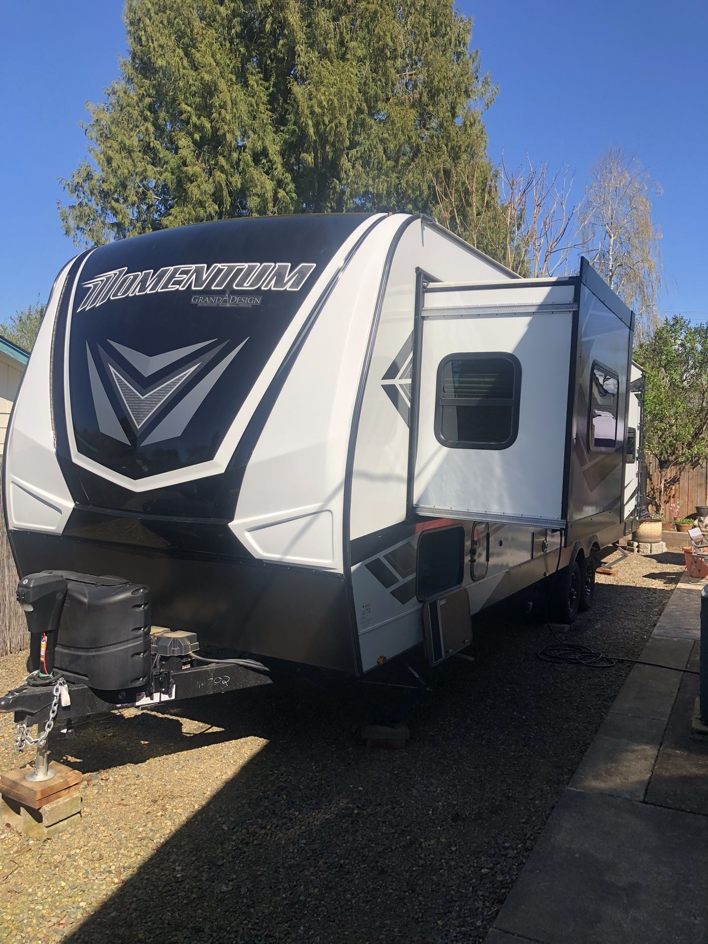 36’ grand design momentum 2022 toy hauler 31 G class