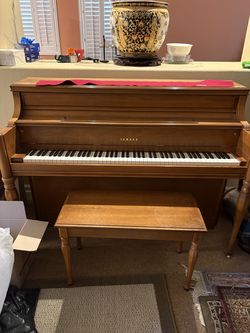 Yamaha wooden piano set