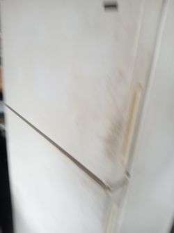 Hotpoint Refrigerator Freezer Hotpoint Refrigerator Freezer Works Excellent Needs To Be Cleaned
