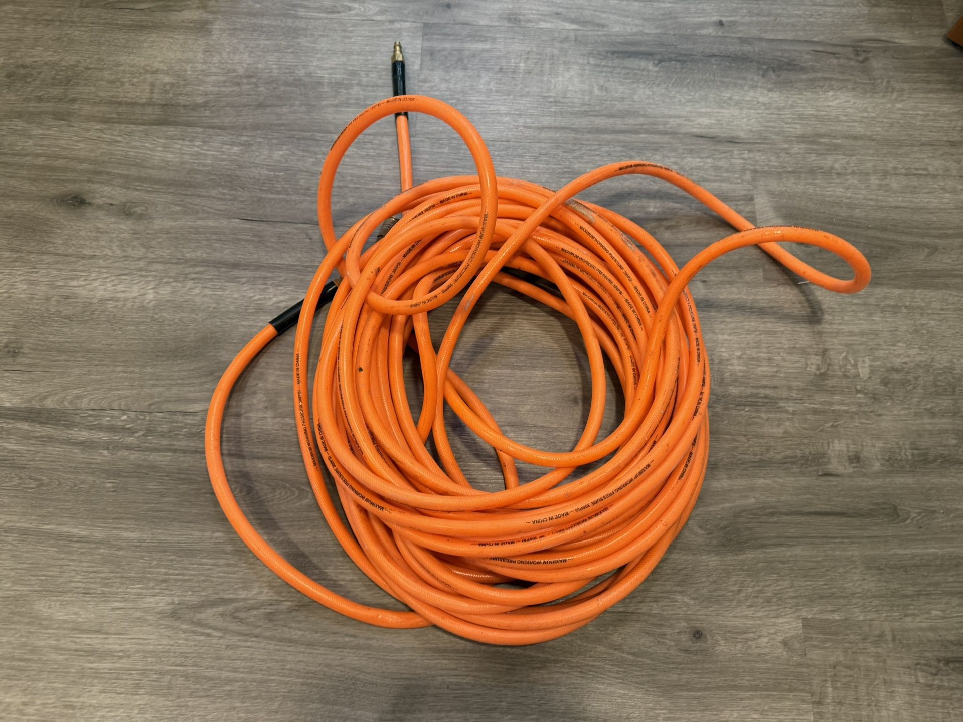 100-Foot Heavy-Duty Air Compressor Hose – 300 PSI + Swivel Quick Disconnect