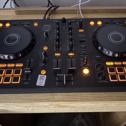 Pioneer DJ DDJ-FLX4 - 2-channel DJ controller With Decksaver Protective Cover