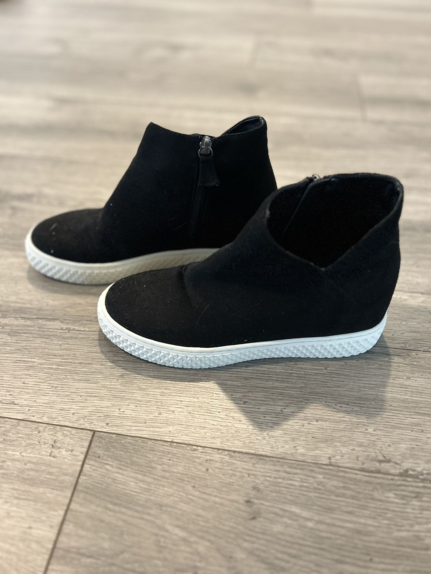 Ladies Size 7.5 Ankle Boots (Aerosoles)