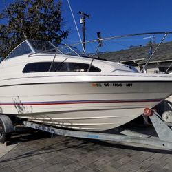 1992 Bayliner Classic 2252 Cabin Cruiser