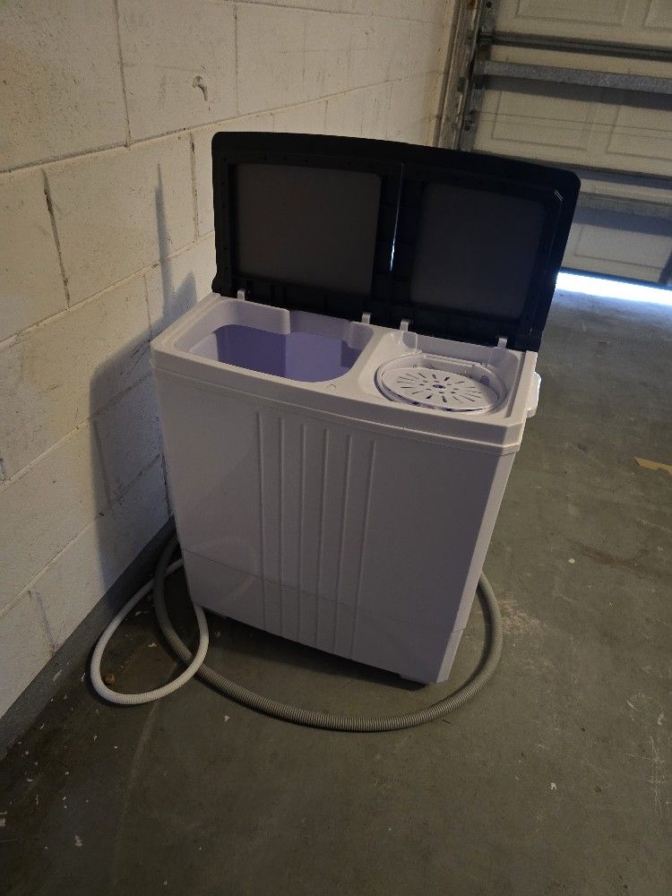 Little Minimalist Washing Machine With Spin