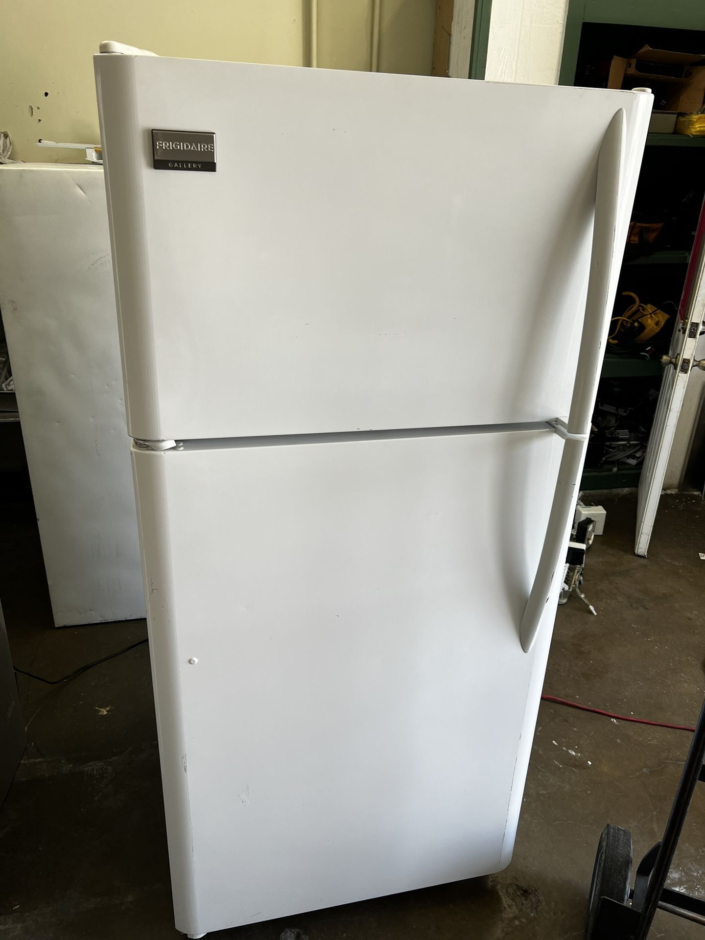Frigidaire Gloss White Top Freezer Refrigerator 18 Cu Ft