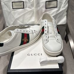 WOMEN'S GUCCI ACE SNEAKER WITH BEE