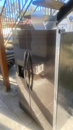 FRIGIDAIRE REFRIGERATOR w/ ICE MAKER
