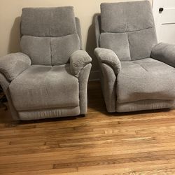 Two manual Recliners *SELLING AS PAIR*