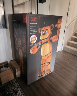 Five nights at Freddy’s Freddy Fazbear 6ft Tall Cynthia Castillo