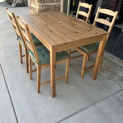 Table and 4 Chairs Like NEW