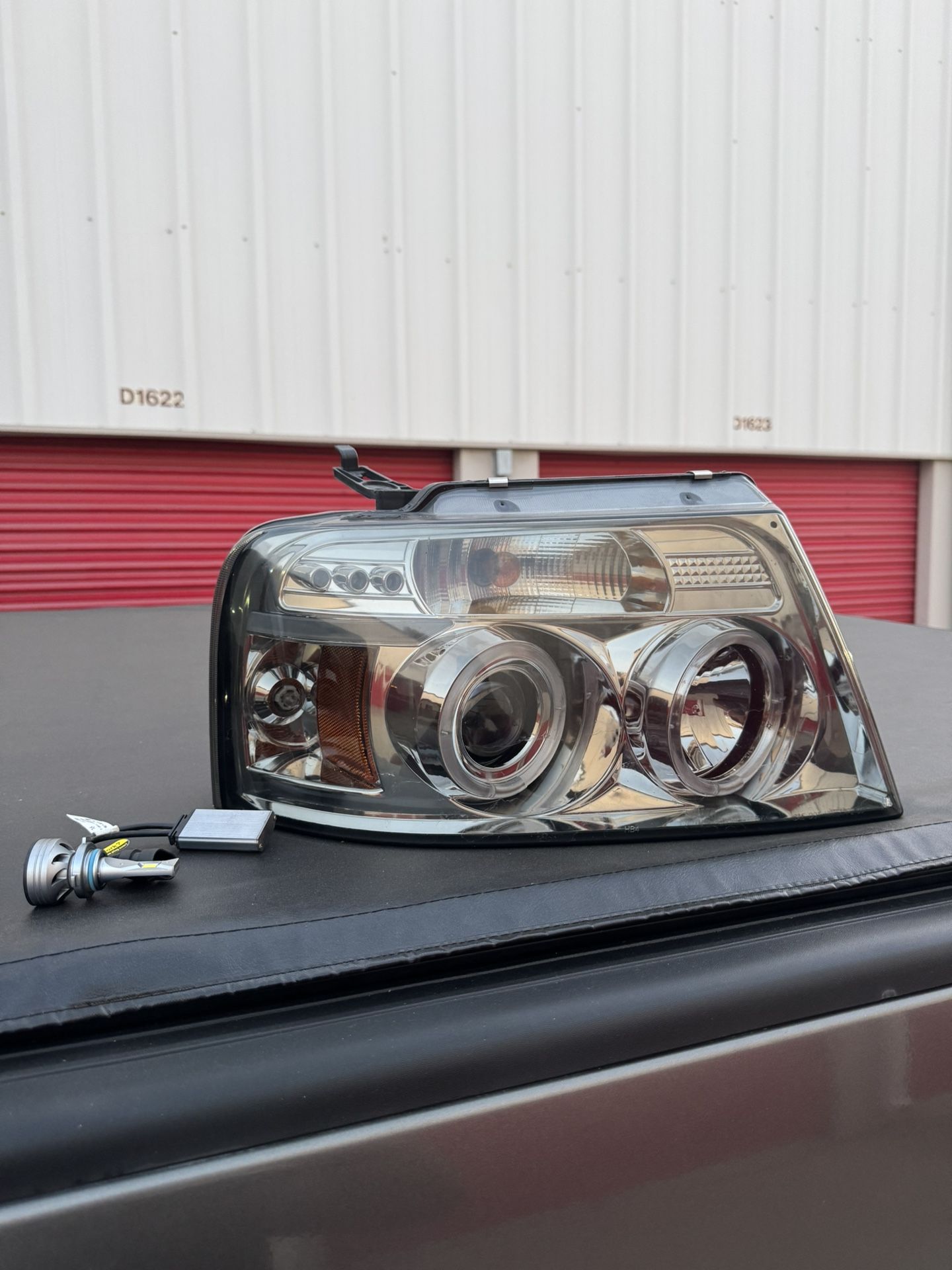 2005 Ford F150 Headlights