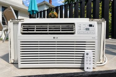 LG Air Conditioner 8,000 (BTU LIKE NEW)