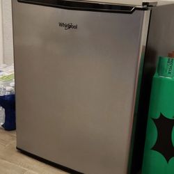 Whirlpool® WH27S1E COMPACT REFRIGERATOR 2.7 CUBIC FOOT
