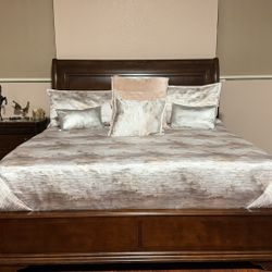 King Bedroom Set With One Nightstand , Chest With Drawer And Mirror And Dresser