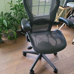 Herman Miller Aeron Size B Chair Fully Loaded With Adjustable Arm  Good Condition. 
