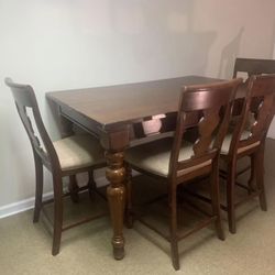 Quality dining table set