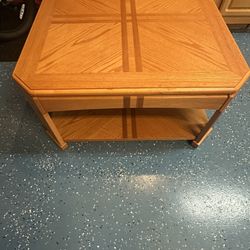 Lift-Top Coffee Table in Excellent Condition