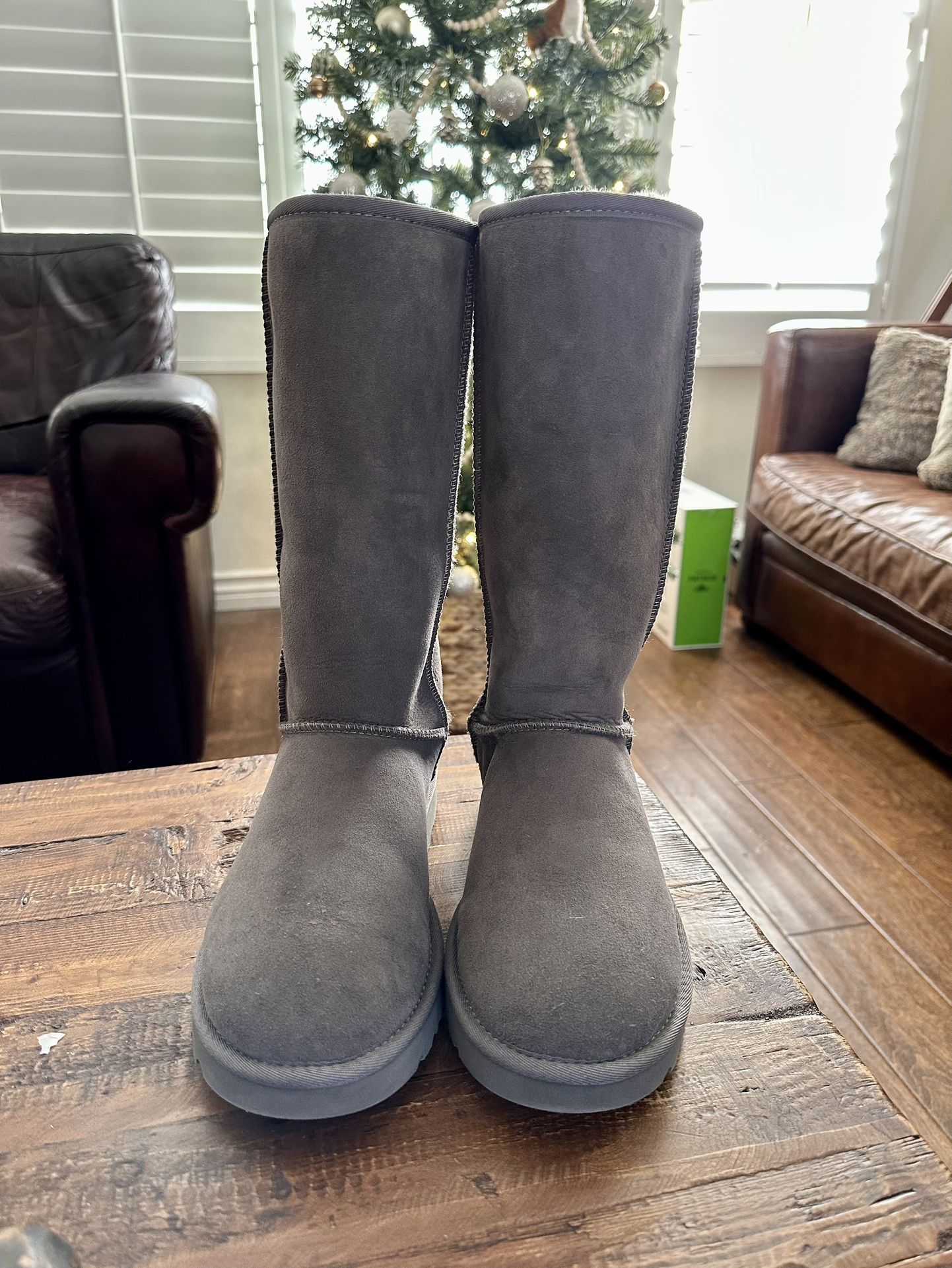 UGG WOMENS CLASSIC TALL BOOT SZ 8M US - GRAY COLOR