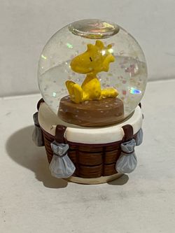 Vintage Peanuts Woodstock Snow Globe