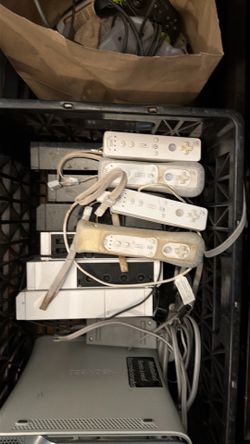 6 Wii game consoles with several remotes