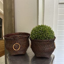 Decor 2 baskets with fake greenery - the greenery comes out 