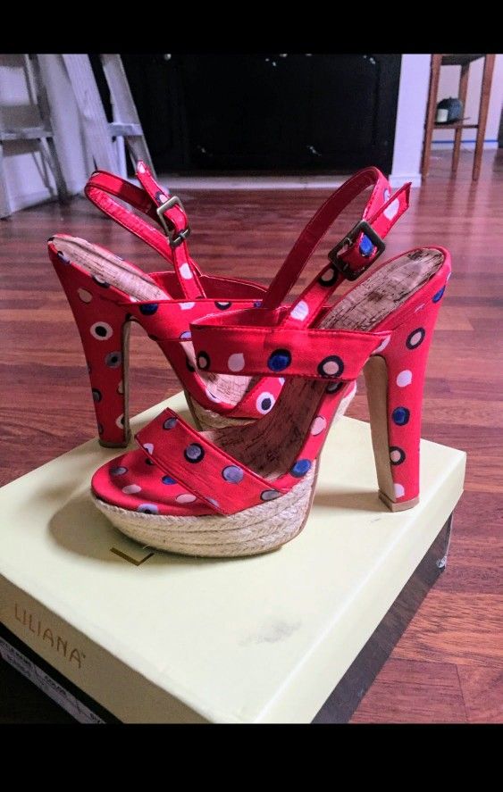 🌞Perfect For Summer!! 🌞 Adorable Platform Heels/Sandals