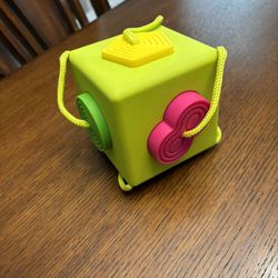 OombeeCube Tethered Shape Sorter