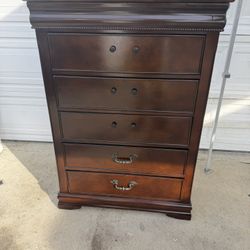 6 Drawer Dresser ! Free Delivery 