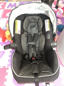 Graco Snugride Snuglock 30 Car seat & 2 Bases