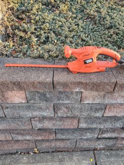 BLACK&DECKER 17 INCH 3.2 AMP ELECTRIC CORDED HEDGE TRIMMER WORKS GREAT CUTS LIKE A KNIFE THROUGH BUTTER