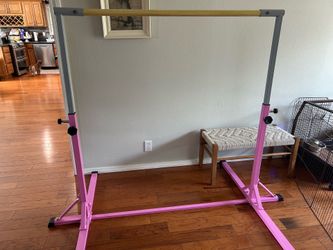 Adjustable gymnastics bar