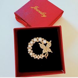Gold-tone pearl brooch with sparkling cubic zirconia details