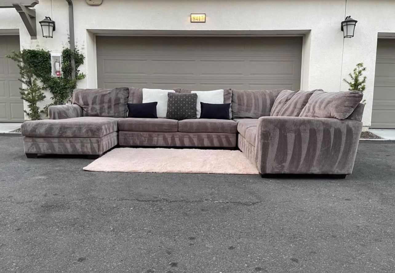Huge Grey Sectional Couch Sofa Sleeper/ Pull out Bed In Excellent Condition - FREE DELIVERY 🚛