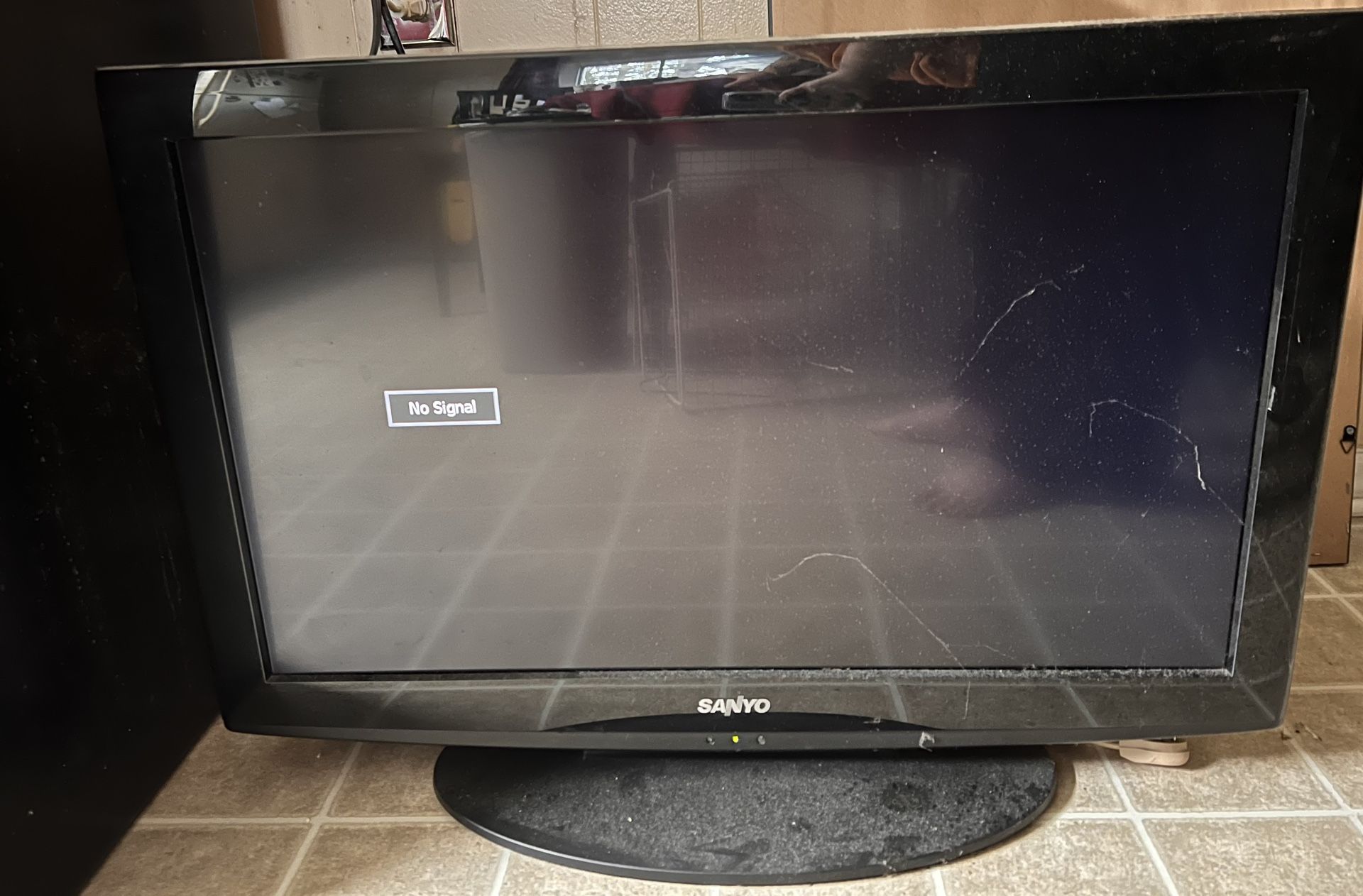 Sanyo 32 inch flat screen television no remote.