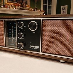 Vintage AM FM Radio With Phono For Turntable 