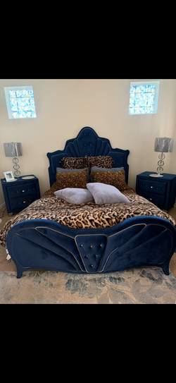 Dante Blue Velvet Queen Bedroom set
