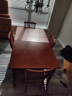 Dining room table with 4 Chairs 
