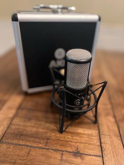 AKG P420 Large Diaphragm Condenser Mic w/ Shock Mount & Case