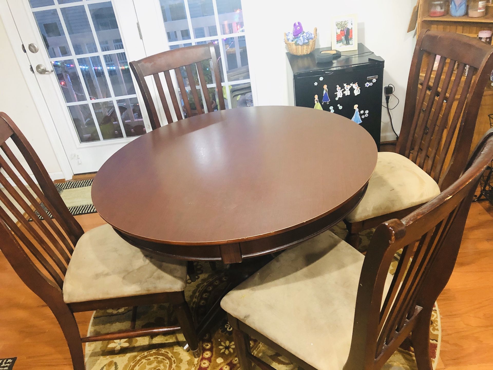 Round dining table with 4 chairs