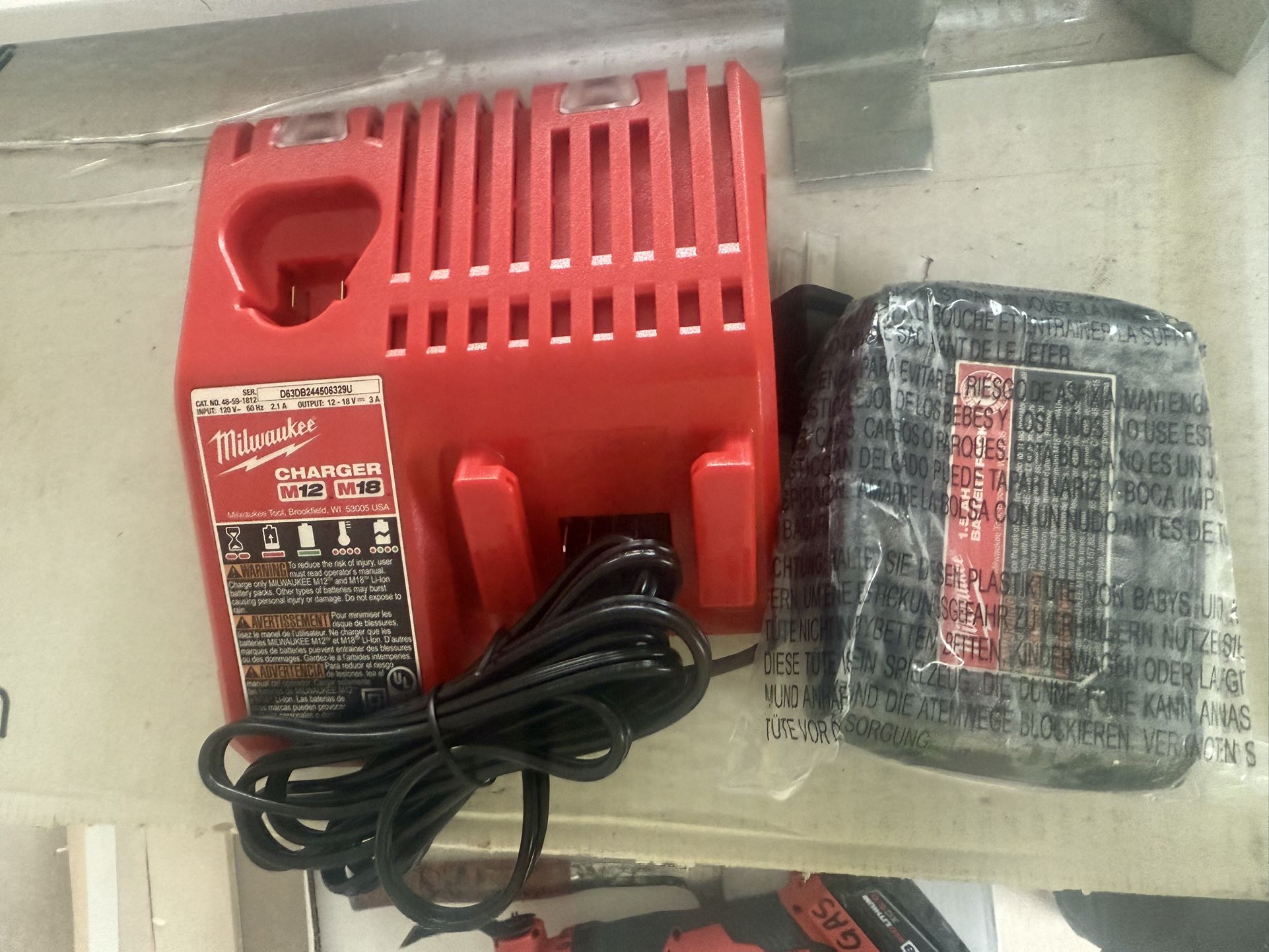 New - Milwaukee battery 1.5 - charguer M18-M12