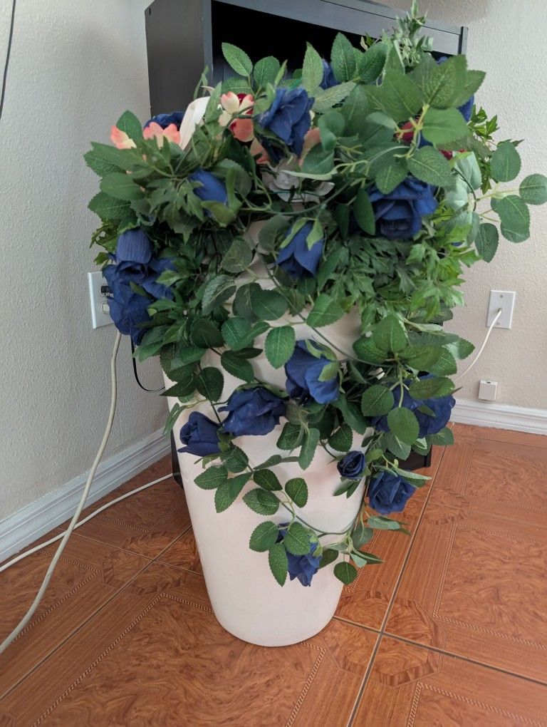 Very Nice 3.5' Tall Vase With Flower Arrangement, Covers A Blemish At The Top Of Vase