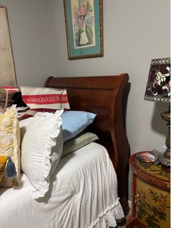 Slay Twin CD Trundle Bed, Solid Wood/ BEAUTIFUL!