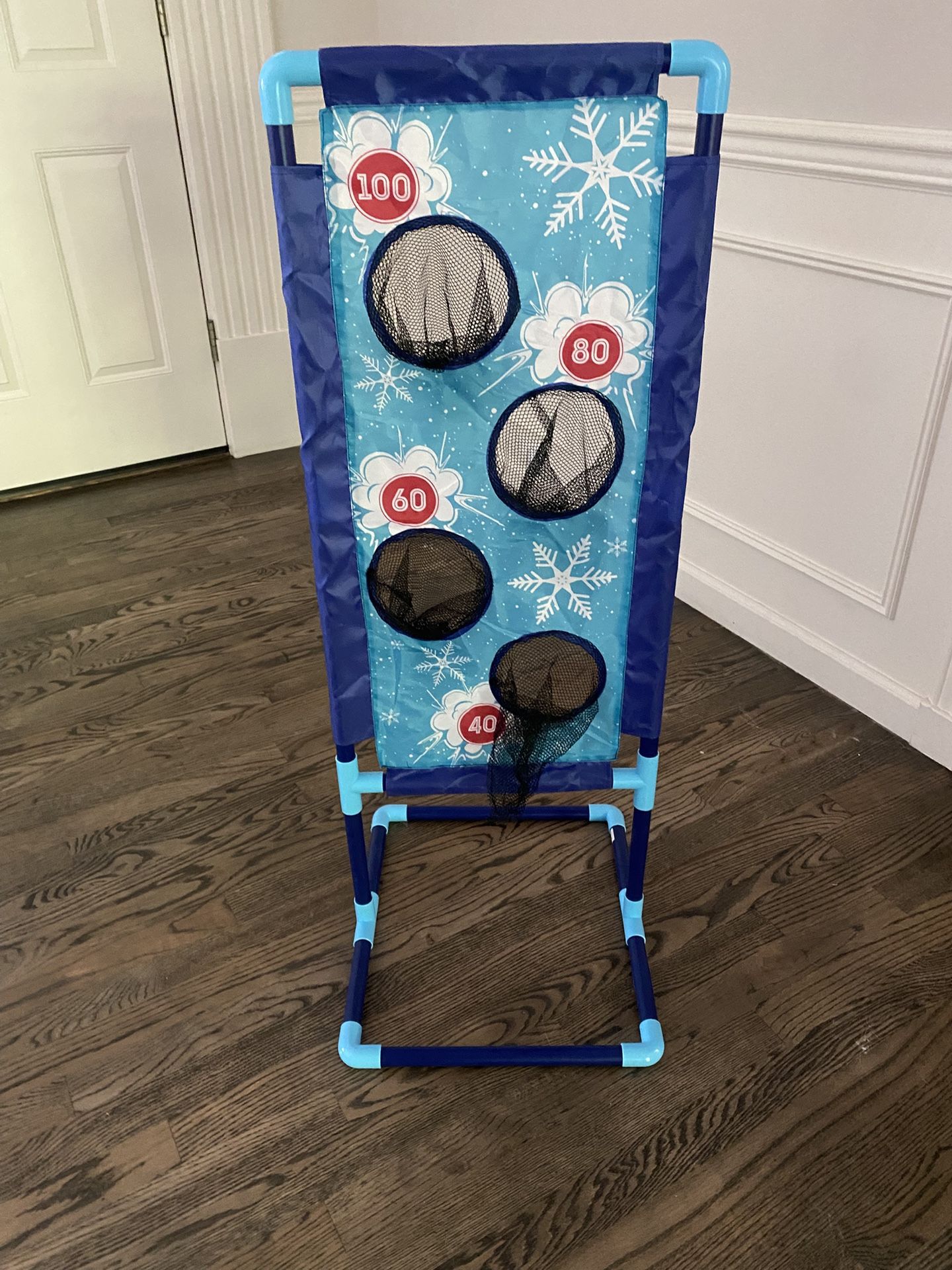 Snowball toss game 